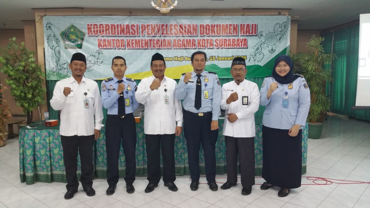 Tim dari Kantor Imigrasi Kelas I Khusus TPI Surabaya 